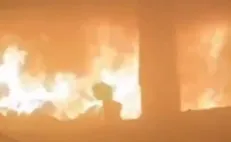 فرار دختر بچه فلسطینی از آتش پس از حمله موشکی شبانگاهی رژیم صهیونیستی به اردوگاه آوارگان! + فیلم