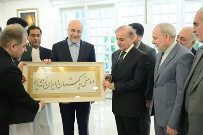 دیدار قالیباف با نخست وزیر پاکستان و اهدای اثر خوشنویس ایرانی