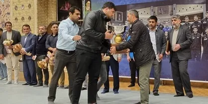 اهدای جام قهرمانی جهان کشتی فرنگی به پدر شهید آرمان علی&zwnj;&zwnj;وردی