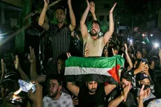 دانشجویان و مردم تهران پیروزی مقاومت فلسطین را جشن می‌گیرند