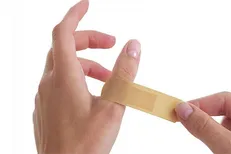 چسب زخم بزنید و در برابر باکتری ایمن شوید