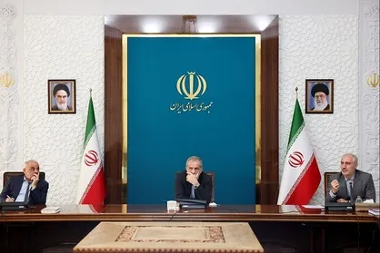 جلسه پیگیری تسریع در احداث نیروگاه&zwnj;های برق خورشیدی با حضور پزشکیان