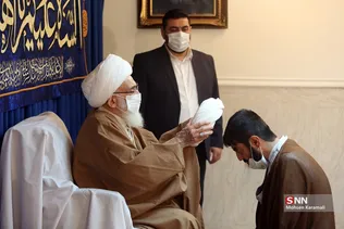 
ملبس شدن جمعی از طلاب به دست آیت الله نوری همدانی
