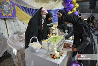 یک زوج شیرازی همزمان با فرارسیدن 22 اسفندماه، سالروز گرامیداشت مقام شهدا، آغاز زندگی مشترک خود را در جوار مزار شهدای گمنام گلزار شهدای این شهر جشن گرفتند.
