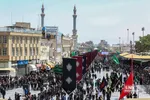 مردم شهر مقدس قم از نقاط مختلف شهر با برپایی دسته‌جات عزاداری به مناسبت روز تاسوعای حسینی به سمت حرم مطهر بانوی کرامت حرکت کرده به عزاداری و سوگواری می‌پردازند. 