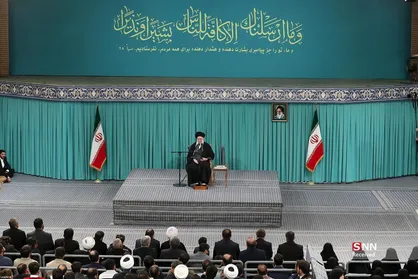 رهبر انقلاب: ملت ایران به آن کسی که طمع داشته باشد و حمله بخواهد بکند و اذیت بکند، مشت محکمی خواهد زد + فیلم