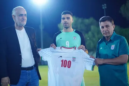 پیراهن &laquo;یکصد&raquo; بر تن مهدی طارمی