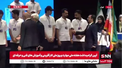 عکس یادگاری تیم ملی مهارت ایران با محمدرضا عارف پیش از اعزام به مسابقات جهانی ۲۰۲۶ شانگهای