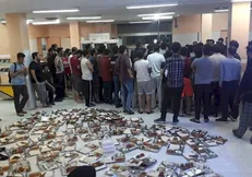 دانشجویان معترض دانشگاه علم و صنعت خواستار عزل پیمانکار سلف شدند / مسئولان عذرخواهی کنند