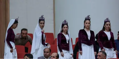 ارائه دستاورد&zwnj;های دولت با رونمایی از زنان بی حجاب در حضور رئیس جمهور