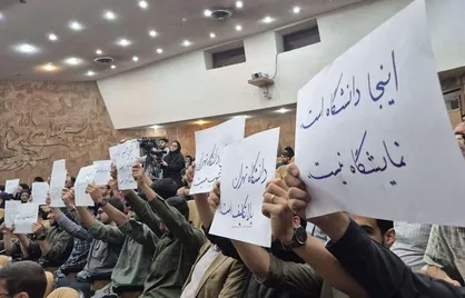 اعتراض جالب دانشجویان به بلاتکلیفی دانشگاه تهران در حضور وزیر علوم؛ &laquo;دانشگاه نمایشگاه نیست!&raquo;