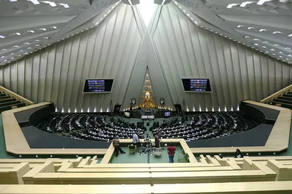 اسامی نمایندگانی که امروز با تاخیر وارد صحن مجلس شدند