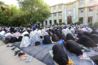 اقامه نماز عید فطر در مسجد دانشگاه تهران
