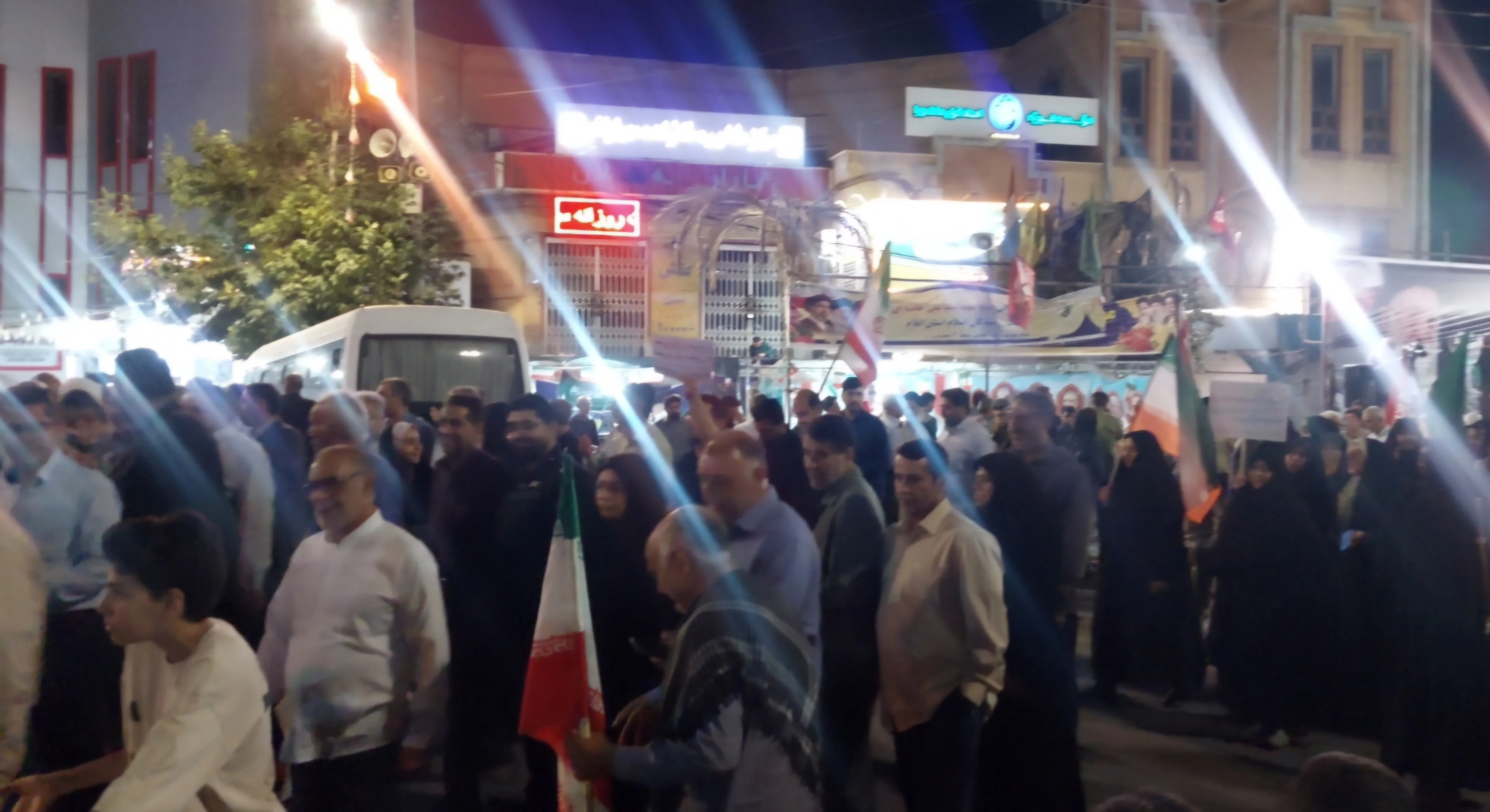 صد و نودمین شب میدان‌داری مردم ایلام در میدان خیابان/ایران ایستاده است، چون مردمش ایستاده‌اند