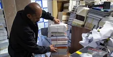 انباری حاوی کتاب قاچاق در میدان آزادی کشف شد