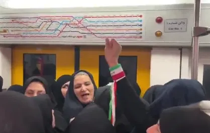 جمعیت پرشور مردم در مترو برای رساندن خود به مصلی تهران