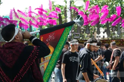 فرخشهر در سوگ علم&zwnj;ها؛ آیین باشکوه علم&zwnj;گردانی در تاسوعای حسینی برگزار شد +فیلم