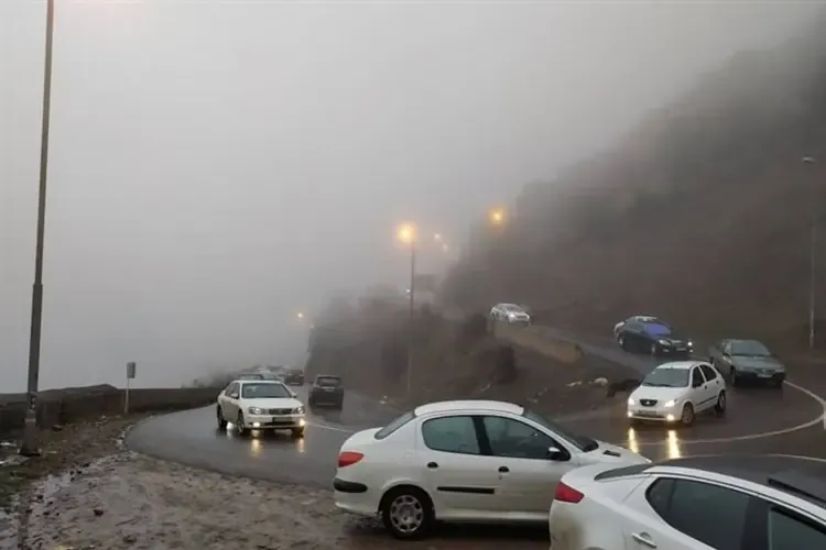 مه‌گرفتگی و ترافیک سنگین در چالوس و هراز