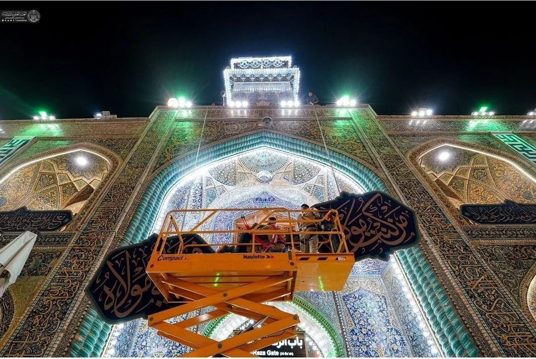 با فرا رسیدن دهه امامت و ولایت و در آستانه عید غدیر خم کتیبه‌هایی توسط خادمان بارگاه ملکوتی امیرالمومنین(ع) در حرم علوی نصب شد.

