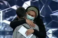 لحظه‌ی مطلع شدن یک مادر زندانی، از آزادی‌اش در برنامه مثل ماه و دیدار با فرزندش