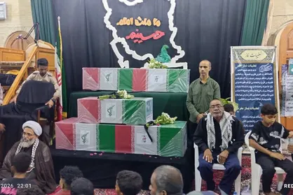 آیین وداع با شهدای تهاجم ارتش آمریکا به یک منطقه مسکونی در قشم برگزار شد