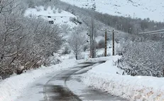 برف و باران در محور‌های ۶ استان