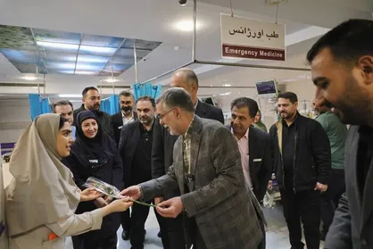 بازدید نوروزی وزیر بهداشت از چند بیمارستان پایتخت/ قدردانی از تیم سلامت