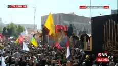پرچم مقدس گنبد امام حسین (ع) روی پیکر مطهر رهبر شهید + فیلم