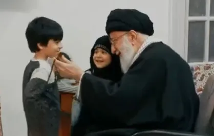 تصویر کمتر دیده شده از خوش و بش رهبرانقلاب با کودکان پس از اقامه نماز/ ذوق دختر بچه پس از دیدار نزدیک با رهبر شهید انقلاب