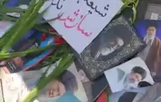 دیوار منتهی به جایگاه پیکر رهبر انقلاب توسط مردم گلباران شد