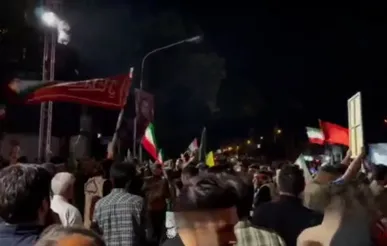 دمام‌زنی و پرچم‌گردانی دانشجویان دانشگاه هنر در خیابان کشوردوست؛ در جوار محل شهادت رهبر معظم انقلاب. ۱۴۰۵/۲/۲۴