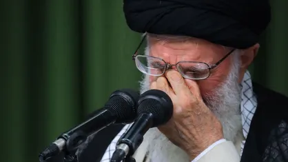 شعرخوانی اشک&zwnj;آلود درباره شهادت حضرت زهرا(س) و واکنش رهبر انقلاب