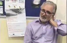 جراحی که برای خواندن نماز در مسجد منچستر از ناحیه گردن چاقو خورد