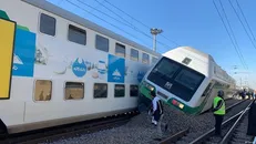 بازگشت به ریل قطار‌های آسیب دیده و خروج آن‌ها از محل حادثه/ مسافرگیری قطار تهران کرج از صبح فردا