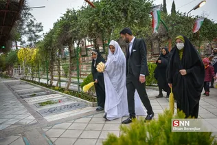 یک زوج شیرازی همزمان با فرارسیدن 22 اسفندماه، سالروز گرامیداشت مقام شهدا، آغاز زندگی مشترک خود را در جوار مزار شهدای گمنام گلزار شهدای این شهر جشن گرفتند.