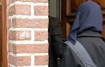 حمله زن و مرد انگلیسی به دختر مسلمان