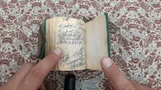 امضای پدر رهبر شهید پای میراث سردار سلیمانی + فیلم