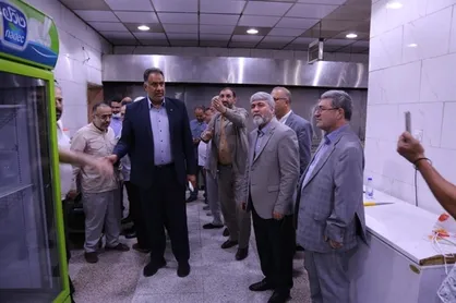 بازدید و نظارت رییس سازمان حج و زیارت بر نحوه آماده سازی غذای بین راهی زائران