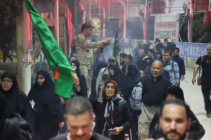 ببینید|صف&zwnj;های طولانی اتوبوس&zwnj;ها در جاده خانقین به مرز خسروی/انتقال شبانه&zwnj;روزی زائران به شهرهای زیارتی ادامه دارد