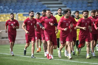 یحیی گل محمدی شاگردانش را برای بازی با گل گهر به خط کرد