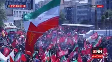 اهتزاز پرچم بزرگ ایران در تشییع پیکر ایرانی‌ترین رهبر + فیلم