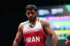 دور افتخار هادی ساروی با پرچم ایران پس از قهرمانی +فیلم