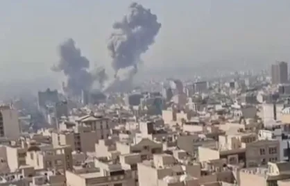 تصویری از دود شدید ناشی از انفجار در آسمان تهران