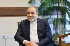 عراقچی دست استاد خود را به نشانه ادب بوسید + فیلم