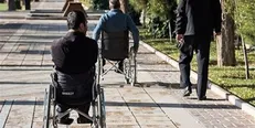 صبح امروز جمعي از معلولان مقابل مجلس تجمع كردند