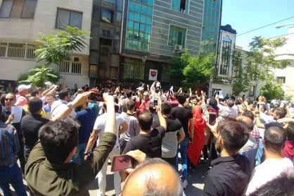 آخرین خبر از تجمع پرسپولیسی&zwnj;ها؛ پلیس خیابان را بست