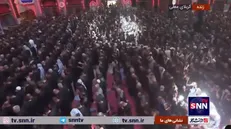 اقامه نماز ظهر عاشورا توسط عزاداران حسینی در حرم امام حسین(ع)
