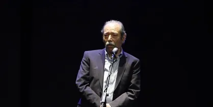 ۷ مدالیوم خانه تئاتر به برگزیدگان اعطا شد/ اعتراض علی نصیریان به تأخیر ۲ ساعته مراسم