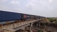 عبور قطار کانتینری از پل آق‌تکه آق‌قلا واقع در مسیر ریلی اینچه‌برون-تهران + فیلم