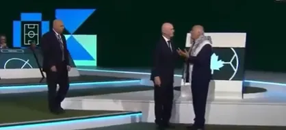 نماینده فدراسیون فلسطین، جلوی شوی مضحک رئیس فیفا را گرفت + فیلم